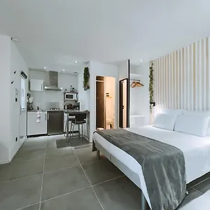 Gest-loc Location Meublée Sky - Jardin&terrasse Privative - Parking Privé Maison d'hôtes